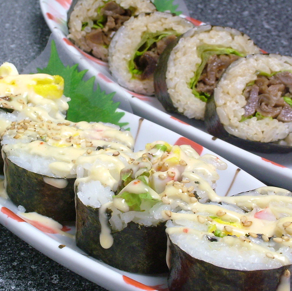 ちょっとした変わり種‥韓国風のり巻き(キンパ)肉巻き450円(税抜)/サラダ400円(税抜)もございます。