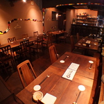 街中の中心にあるガラス張りのお店。宴会は最大43名まで可能。