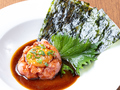 料理メニュー写真 海苔で巻いて食べるネギトロユッケ
