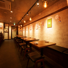 【お洒落なテーブル席と店内雰囲気♪】こだわりは心から全てのお客様にくつろぎ楽しんでいただくこと♪ 私どもがその空間づくりを全力でお手伝いさせていただきます！記念日や接待に誕生日など,様々なシュチュエーションにも対応させていただきます◎梅田で居酒屋をお探しの方は是非当店へご来店ください！