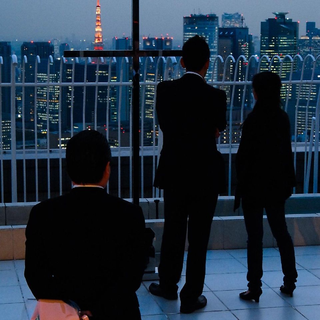 ディナーの後はテラスへ誘ってサプライズ演出を