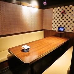 落ち着いた店内空間にあるオープンテーブル席は個室ではなくとも、ゆったりとお食事を楽しむことが可能です。宴会コースや美味しい逸品料理、種類豊富なドリンクをご用意してお待ちしております。