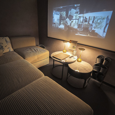 シアタールーム個室では、足を延ばしてくつろげるスポットをご用意◎ゲーム機や動画サブスクも視聴できるので、時間を忘れておくつろぎいただけます。