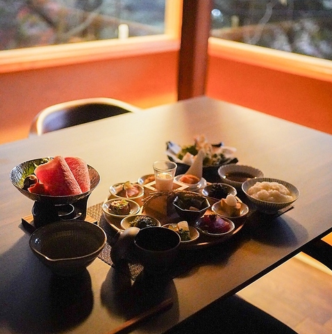 有馬温泉の静かな一角で自然の景色を眺めながら心温まる和の時間をお過ごしください。