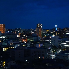 ホテル屋上の広々空間は総席数228席!夜空を眺めながら開放的なスペースで思う存分盛り上がってください。大人数でのご宴会や女子会など様々なシーンでご活用いただけます。お仲間やご家族など、お誘い合わせてお越しください。