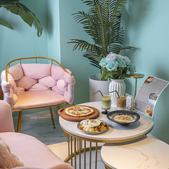 壁一面印象的な美しいブルーに囲まれたSNS映えを意識した個室です。撮影用のライトも完備しているので、写真撮影、女子会にも最適な個室となっております◎