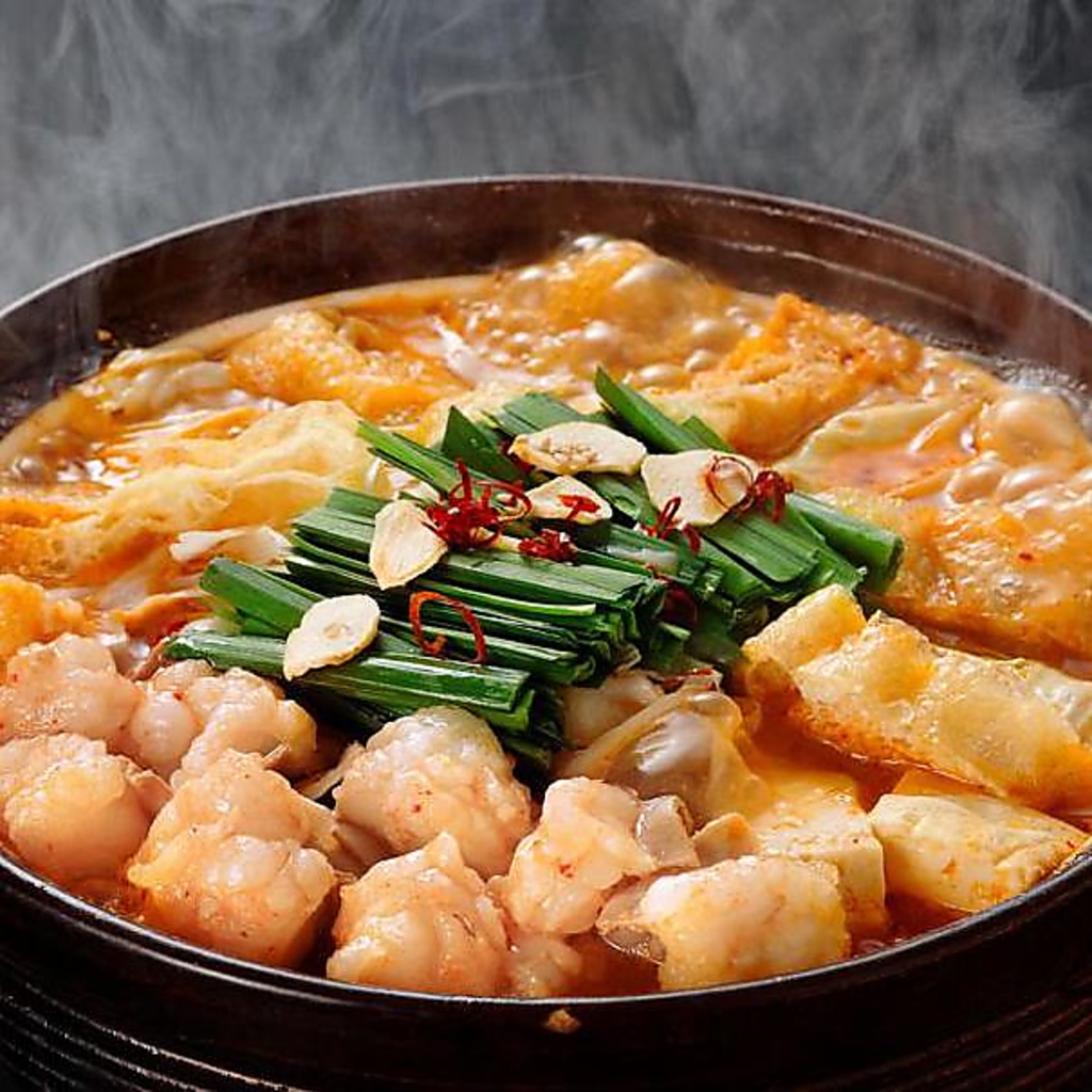 プリプリの新鮮なもつを使った鍋は旨味がたっぷり！〆には雑炊、ラーメン、きしめん等がございます！