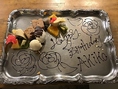 お誕生日や、記念日に美しい果物やデザートを飾った、サプライスのメッセージプレートをご用意。