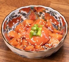 サーモンユッケ