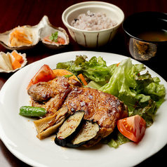 橙やの味を気軽に◎定食料理はランチタイムにもご用意。