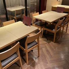 ご家族や仲間と一緒に会話を楽しみながらビールとお料理を楽しめるテーブル席落ち着いた空間でゆったりしたお席ですので、皆さんと一緒に過ごした時間を素敵な思い出にして下さい。両側椅子のテーブル席は最大10名様までご案内可能です。