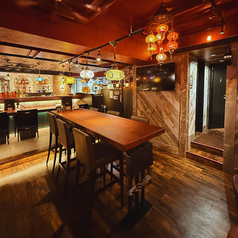 広々と全体を見渡せるハイテーブル席♪