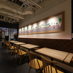 片側がソファーのテーブル席を完備。ゆったりとした空間で、リラックスしながらお食事を楽しめます。