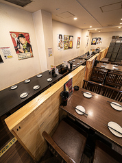 4人掛けのテーブル席。サクッと飲みたい方にもオススメ♪雰囲気のいい落ち着く照明も◎