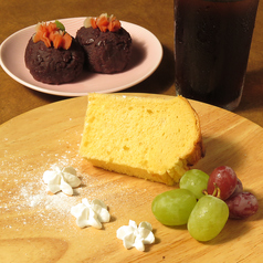 花おはぎやシフォンケーキ等おやつメニューも。の写真