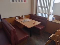 ソファー４人席です。