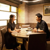 鉄板に内蔵された換気システムが煙を素早く吸引。焼肉特有の煙や匂いを抑え、スーツや大切なお召し物にも配慮した設計です。食後の予定がある日も、安心してご利用いただけて快適な空間を実現しています。