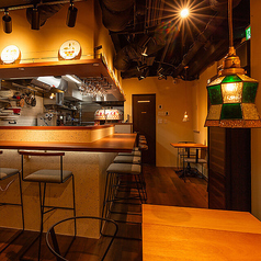 カップルでのご利用にぴったりな、2名様掛けのテーブル席をご用意しております。適度な距離感で会話も弾み、二人の大切な時間を優雅に彩ります。ソムリエ厳選のワインを片手に、世界大会監修のピザをシェアしながら、素敵な夜のひとときをお過ごしください。