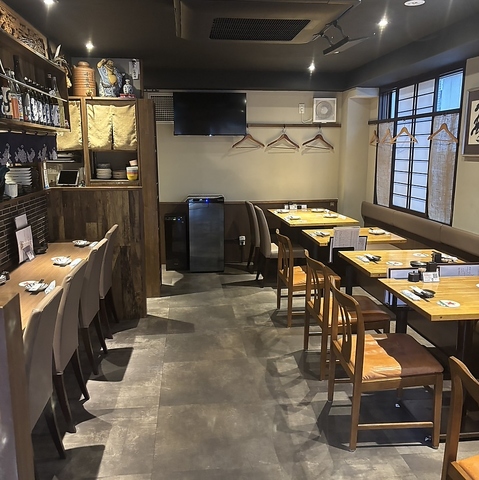 ジューシーな焼き鳥や多彩な串焼きを楽しめる、足立区新田の親しみやすい居酒屋です♪
