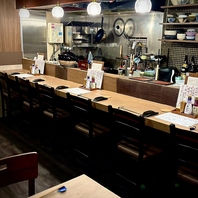 落ち着いた雰囲気のカウンター！絶品料理を味わえます♪