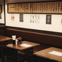 壁に掲げられたメニューやアートが、和の趣を添える店内。落ち着いた空間で、会話も弾むひとときをお過ごしいただけます。