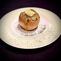 丸ごと玉葱のアンチョビバター焼き