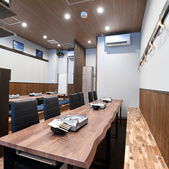 【デート利用】落ち着いた雰囲気のカウンター席や、プライベート感のあるテーブル席はデートにも最適！木のぬくもりを感じる店内で、お二人だけの特別な時間をお過ごしください♪大切な人との距離がぐっと縮まる、そんな一夜を演出します。