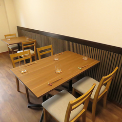 4名様テーブルもご用意しているのでトークに花を咲かせてください