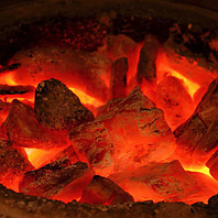 炭火で焼く和牛・豚・海鮮！サイドメニューまで充実◎