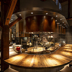 原始焼きの様子や藁焼きで大きく火が上がる演出を目の前でお楽しみいただけるカウンター席。デート利用や友人同士・記念日利用などプライベートなシーンでの利用に最適です。