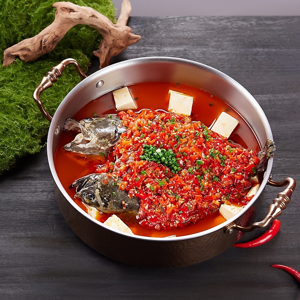 新鮮なハタを贅沢に使用したオリジナル唐辛子煮。特別な日の会食にも相応しい華やかで贅沢な一皿。