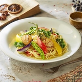 *彩り野菜と肉厚ホタテのごちそうペペロンチーノ*パッと目を引くカラフルな7種の野菜と、旨味たっぷりの肉厚なホタテを贅沢に合わせた、目にも鮮やかな一皿。ガーリックと唐辛子のピリッとした辛みに、ハーブの爽やかな香りが食欲をそそります。