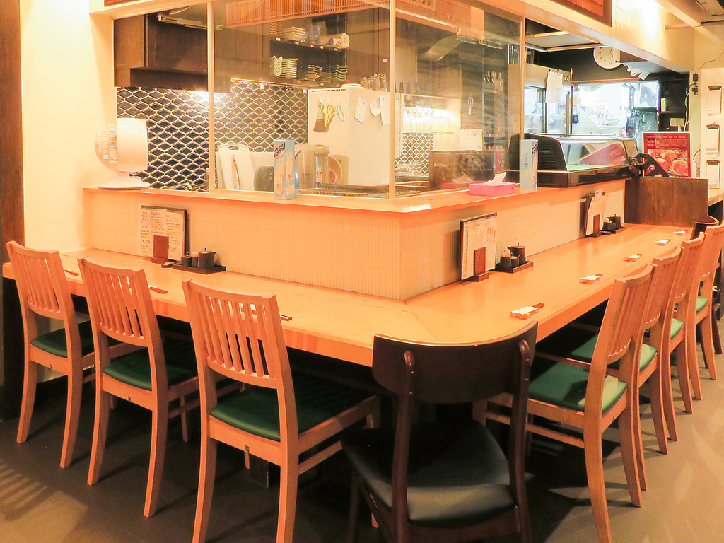 広々としたカウンターは一人飲みにも◎会社帰りにふらっと寄りたくなります。