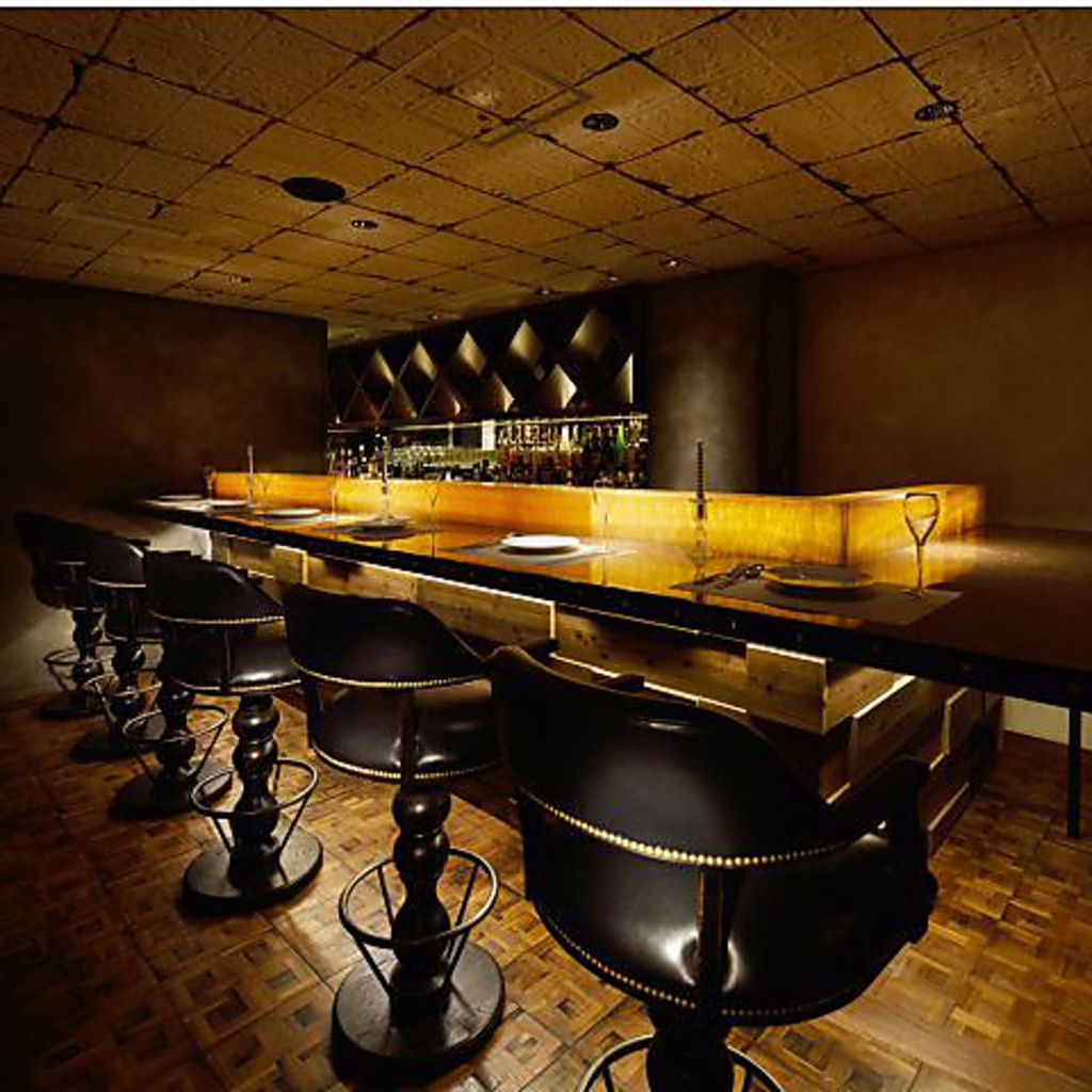 光るのロングカウンターはサク飲みにも◎