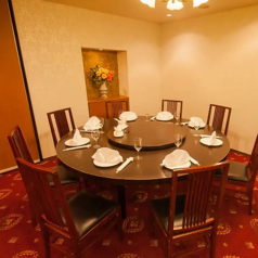 個室には最大7名様掛けの円卓が4つあり、各種宴会やご家族でのお食事、女子会やママ友会など、様々なシーンに最適です。円卓を囲むことで、自然と会話が弾み、心温まる時間が流れます。お得な飲み放題コースもご用意しており、鎌倉観光や海での楽しみの後にもピッタリ。料理と共に、特別なひとときをお過ごしください。