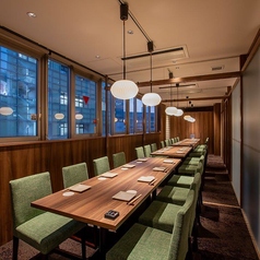 【26名様用 テーブル席】テーブル席と掘りごたつ席を完備◎お客様のお好みや人数に合わせてお席へご案内いたします。品川駅近くの好立地ですので集まりやすく、全席個室の店内は他のお客様を気にすることなくお過ごしいただけます。