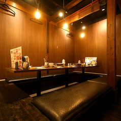 【鶏料理が美味しい居酒屋】脚を伸ばしながらゆったりとお食事を楽しめる大人気の掘りごたつ(座敷)も完備しています。