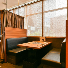 【ソファーテーブル席 4名様×3卓】開放的な大きな窓側にはソファーテーブルが3卓ございます。