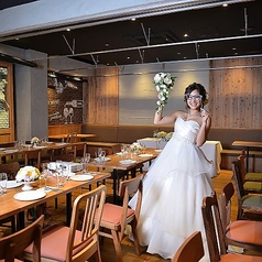 【区分貸切】着席62名の区分貸切では、高砂席の設置などレイアウト自由なのはもちろん、お花を使用しての飾りつけもOKです。