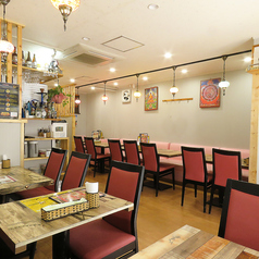 テーブルとソファーとイス席が並ぶ店内は、温かみのあるインテリアが心地よい空間。スパイスの香りが漂い、友人や家族との会話が弾む落ち着いた雰囲気です。