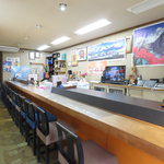 【1階】オープンなカウンター席で、美味しい料理とオーナーとの会話も楽しめる特等席です♪12名様迄