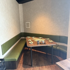 最大30名様までご利用出来ます。テーブルフロア貸切となります。一列での最大人数は20名様まで。それ以降は二列となります。