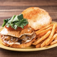 本格グルメバーガーと一緒に好きなドリンクを好きなだけ