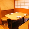 【周りを気にせず楽しめるBOX席】仕切りのあるBOX席をご用意しており、プライベート感を大切にした空間でお食事を楽しんでいただけます。周りを気にせず、リラックスしたひとときを過ごすのに最適です。友人や大切な方との特別な時間を、ぜひ当店でお楽しみください！