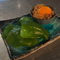 パリパリピーマンの肉味噌添え