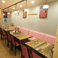 ソファー席でのんびり、テーブル席でワイワイ楽しめる店内です。落ち着いた空間で温かみがあるインテリアが心地よく、スパイシーな香りが一層食欲をそそります。