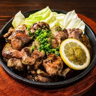コリッコリッ！親鶏の炭火焼風鉄板