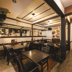 2名用のテーブル席は、落ち着いたインテリアに囲まれた心地よい空間です。デートや親しい友人との集まりにぴったりで、心温まる料理を楽しみながら特別なひとときを演出します。