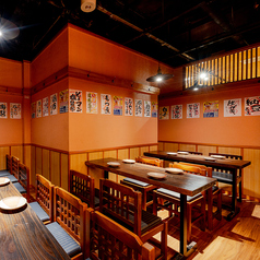 和モダンな雰囲気ある広々テーブル席！和モダンな雰囲気の店内は、肩ひじ張らずに宴会をお楽しみ頂けます！池袋駅から徒歩1分の好立地なので集合・解散もスムーズ！飲み会や宴会だけでなく、接待、女子会、合コンなど様々なシチュエーションにおすすめです！当日予約も承っておりますのでお気軽にご利用ください！