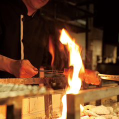 ライブ感溢れる炭焼き料理は食欲を掻き立てます！